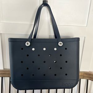XL-Large navy Bogg Bag